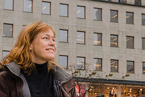 Annika Jyrwall Åkerberg framför en husfasad