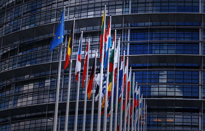 Flaggor utanför EU-parlamentet