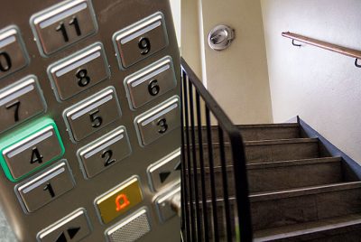Kollage: en bild på knappar i en hiss och en bild på en trappa i ett 50-talshus.