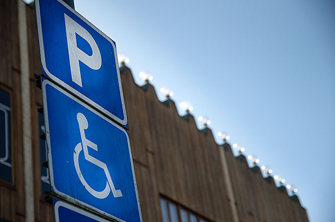 En skylt som visar parkeringsplats för rörelsehindrad