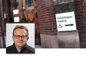 Dörr med en skylt vid sidan som hänvisar till en "handikappentre" åt höger. pluss infällt porträtt på Jörgen Lundälv