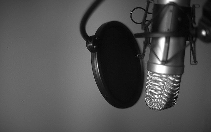 En svartvit bild av en mikrofonen med puffskydd
