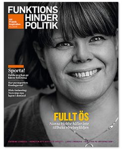 Omslaget till Funktionshinderpolitik 1/2016. Ett porträtt av Nanna Holthe och texten Fullt ös som huvudrubrik.