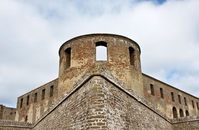 En gammal ruin med torn och höga murar