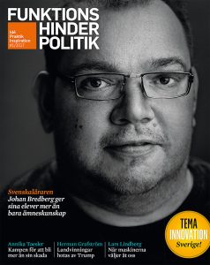Omslaget till Funktionshinderpolitik 1-2017. Svartvitt porträtt av Johan Bredberg.
