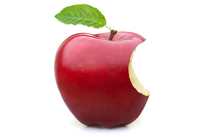 Ett rött äpple som någon har tagit en tugga av.