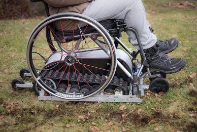 PÅ bilden syns hur Mudskipper fungerar. Själva maskinen är en agn med två drivband. En manuell rullstol placeras ovanpå.