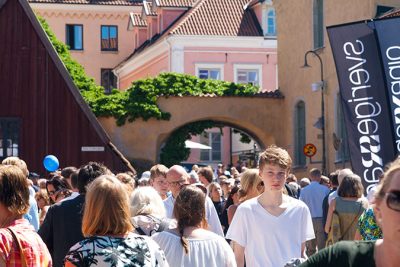 Människor på en gata i Visby.