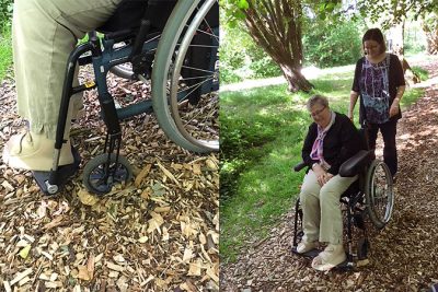 Montage av två bilder: En där en kvinna i rullsto l försöker att ta sig fram på träflisen, den andra visar en närbild på hur rullstolens länkhjul kör fast i flisen.