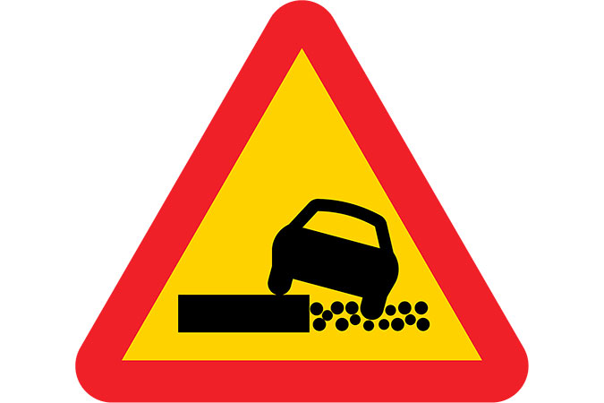 Trafikskylt som varnar för svag vägkant.