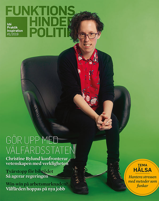 Omslaget till Funktionshinderpolitik 1/2019. Christine Bylund sitter i en svart stol. Bakgrunden är grön.