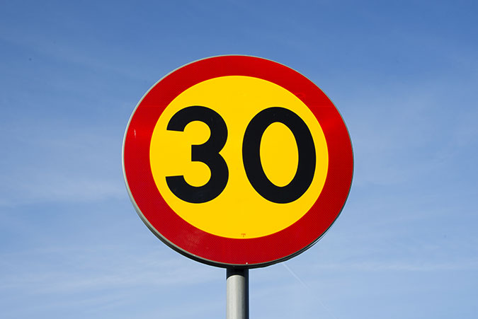 Vägskylt hastighetsbegränsning 30-väg