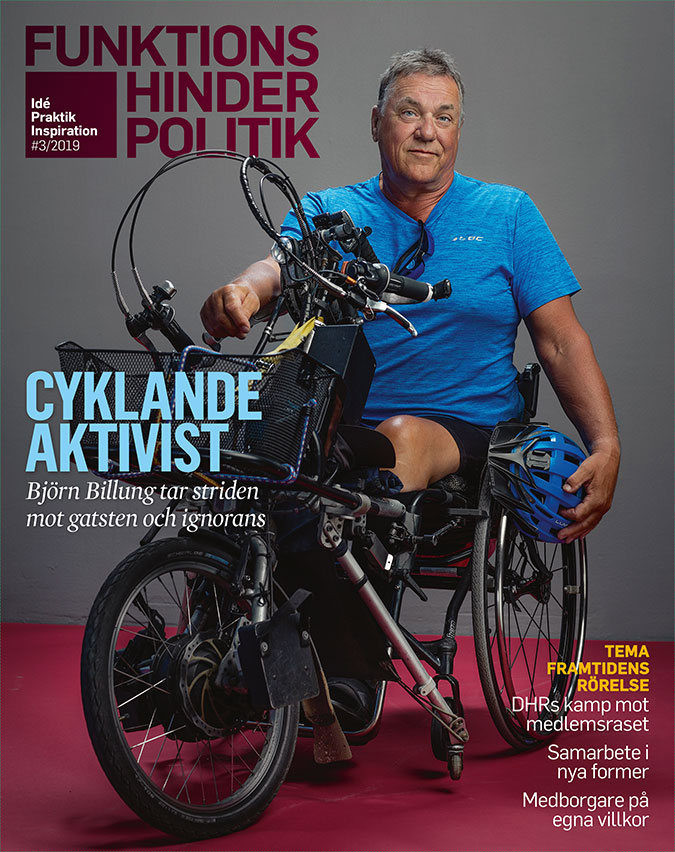 Omslaget till Funktionshinderpolitik 3. EN man sitter i rullstol som har en armcykel kopplad. I handen håller han en cykelhjälm.