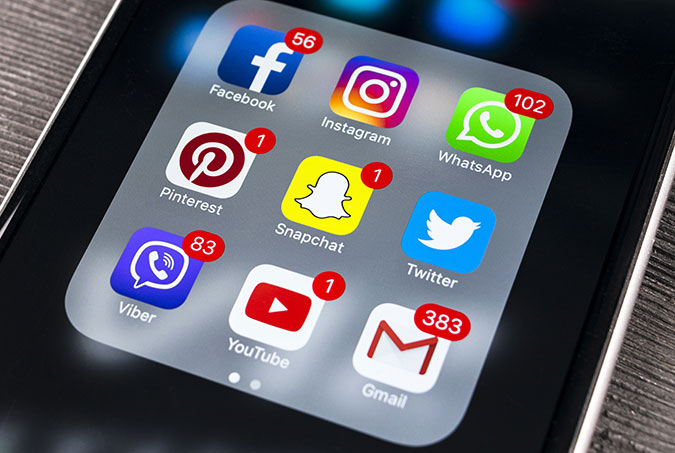 En närbild av en mobiltelefon med några sociala-medier-appar.