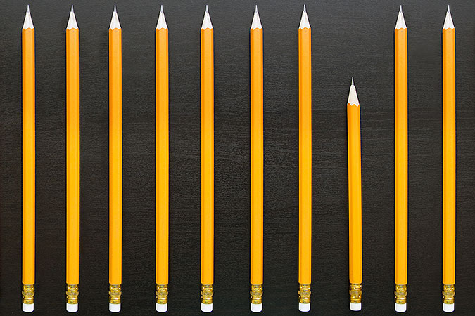 Flera nyvärvade pennor ligger bredvid varandra. En är lika vass som de andra, bara lite kortare. 