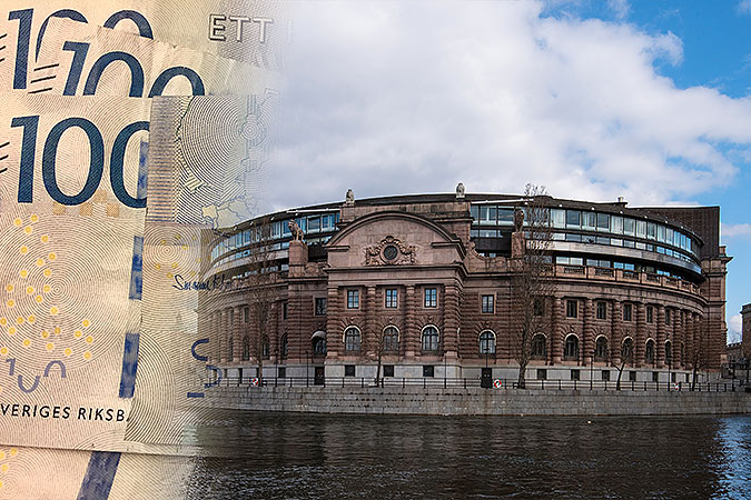 Ett kollage av två bilder där den ena visar hundra-kronorsedlar och den andra riksdagshuset. 