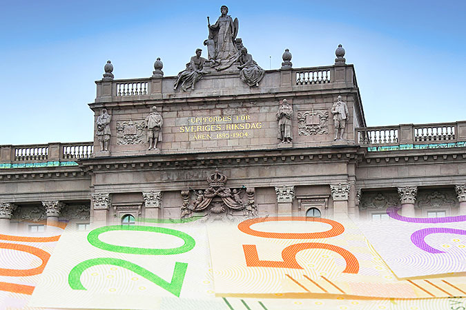 Kollage av två bilder. En föreställer sedlar i olika valörer, den andra visar riksdagshuset. 
