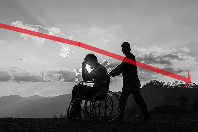En person i rullstol får hjälp att ta sig fram av en gående personer. De båda syns i siluett mot en himmel där solen skiner genom moln. Ovanpå bilden ligger en röd pil som sluttar svagt nedåt höger.