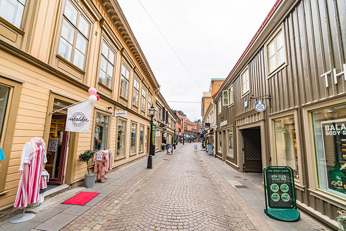 En gatstensbeklädd gata i Jönköping. Låga hus med butiker.