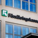 Fasaden på ett hus där det sitter en skylt med Försäkringskassans logotyp
