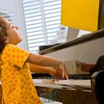 Flika spelar piano