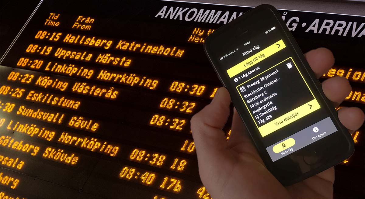 ett kollage av en bild på en infotavla md tidsangivelser för ankommande tåg och en hand som håller en mobiltelefon med appen Mina tåg