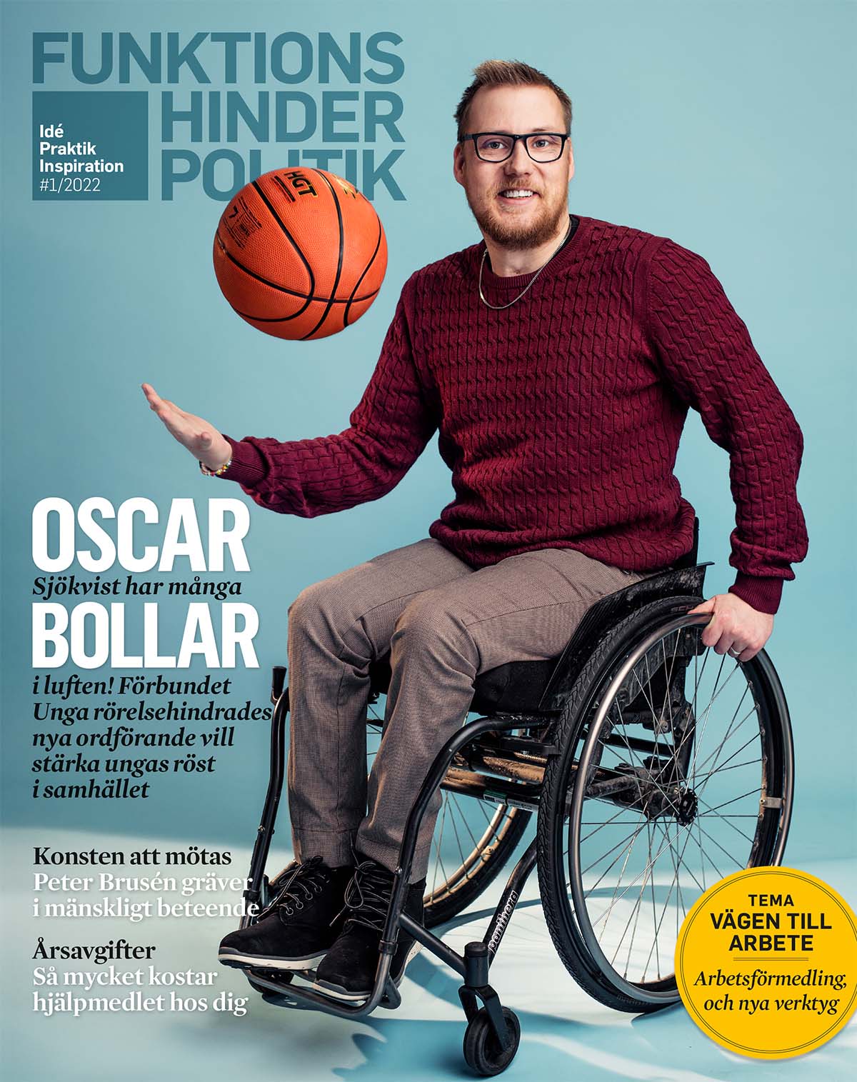 Omslaget till Funktionshinderpolitik 1-22. En man sitter i en rullstoloch bollar med en basketboll. Bakgrunden är turkos.