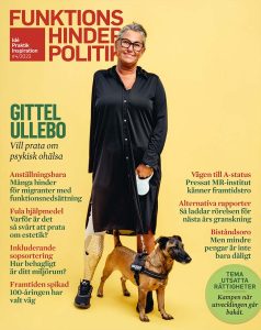 Omslaget till Funktionshinderpolitik 4-2023. Gittel Ullebo och hunden Tage poserar mot en citrongul bakgrund.