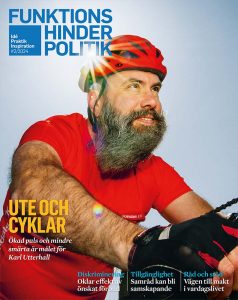 Omslaget till Funktionshinderpolitik 2/2024. En skäggig man i röd t-shirt och röd cykelhjälm håller i ett cykelstyre. Solen skiner.