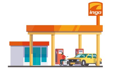 En illustration som föreställer en bensinstation där en person i rullstol försöker att tanka sin bil. På en skylt står det Ingo.