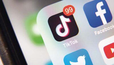 En närbild av skärmen på en mobiltelefon där det ligger appar för tik-tok, Facebook och YouTube.