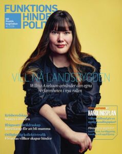 Omslaget till Funktionshinderpolitik 1/2026. En kvinna i mörka kläder mot en gul bakgrund. Rubriken lyder: Vill nå landsbygden