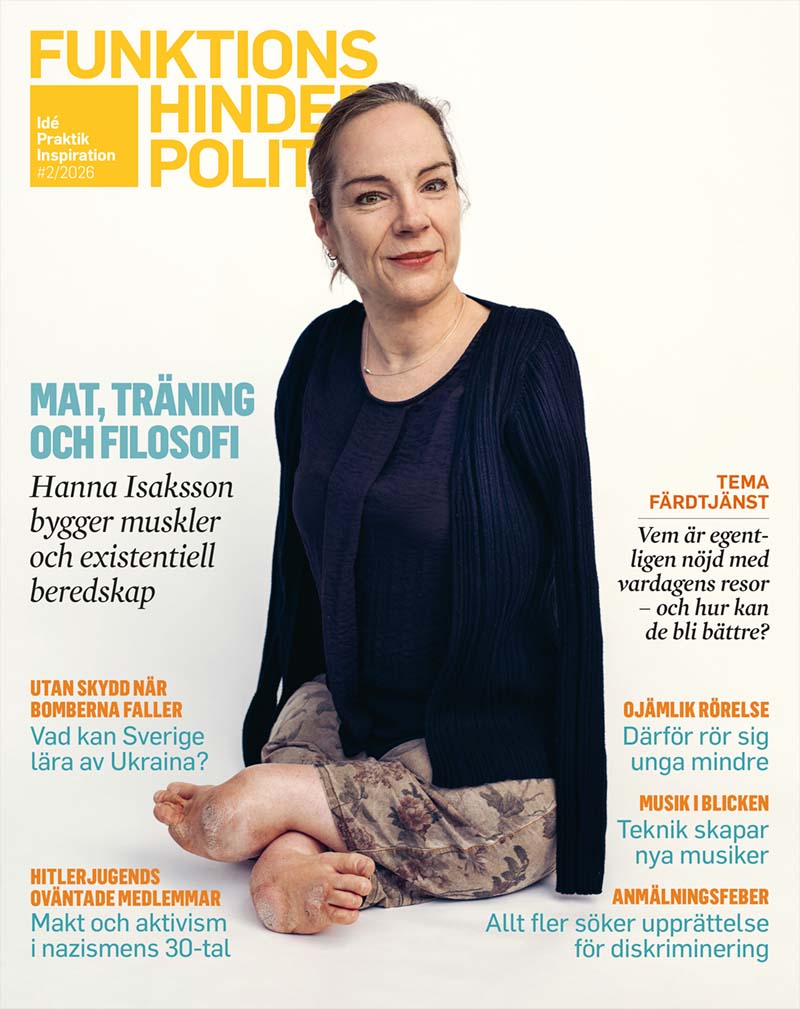 Omslaget till Funktionshinderpolitik 2-26 En kvinna sitter p golvet mot en vit bakgrund Huvudrubriken lyder Mat trning och filosofi  Hanna Isaksson bygger muskler och existentiell beredskap