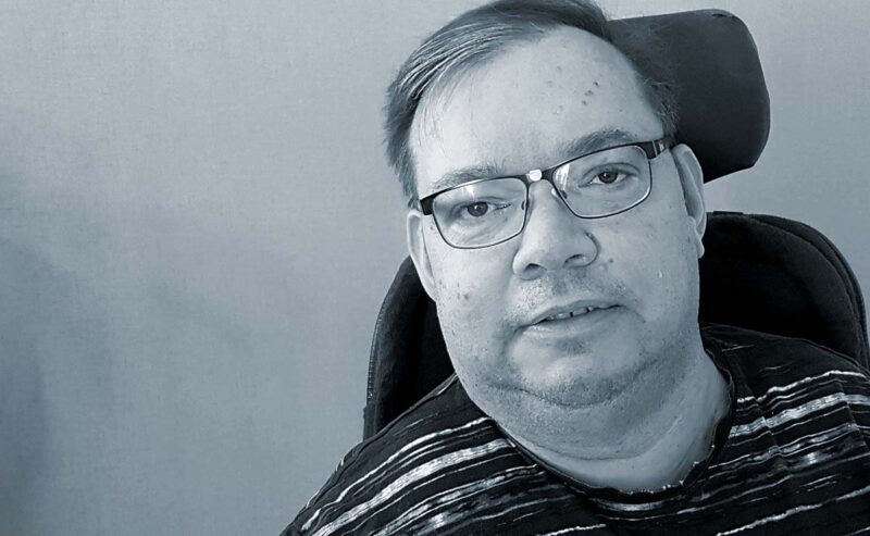 Porträttbild av en man i glasögon.