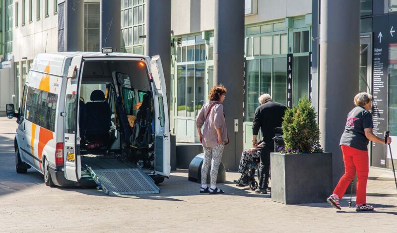 En färdtjänstbuss har släppt av passagererare utanför ett köpcentrum,