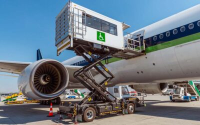 En lift fö personer med nedsatt rörelseförmåga står i uppfällt läge bredvid ett flygplan pop en flygplats.