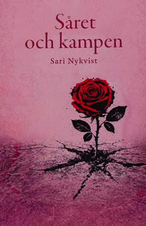 Omslaget till boken Såret och kampen av Sari Nykvist. En röd ros växer ur marken mot en rosa bakgrund